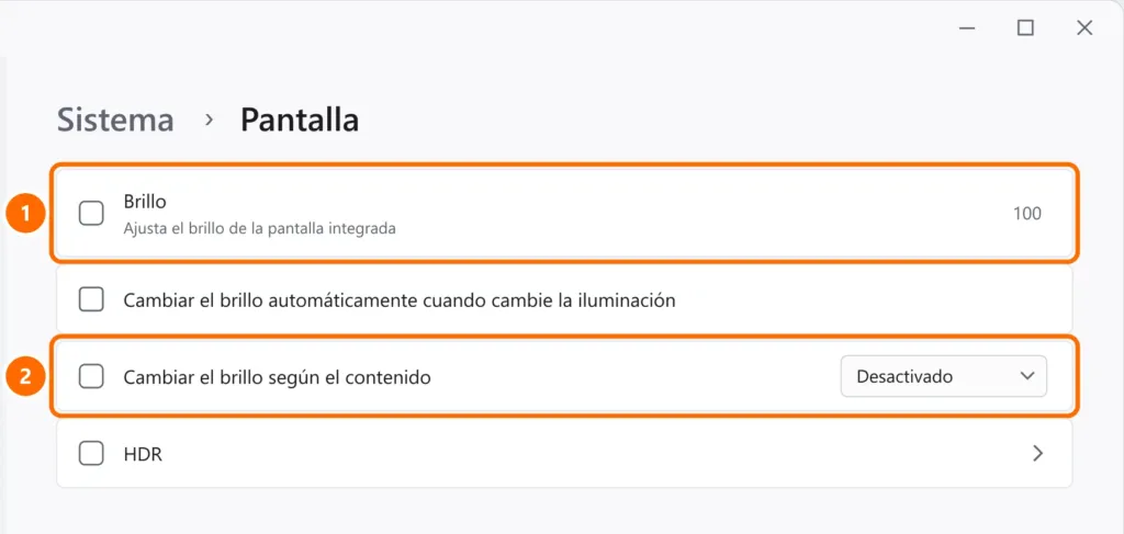 Configuración de Pantalla con el brillo en 100 y Cambiar el brillo según el contenido desactivado, ambos destacados