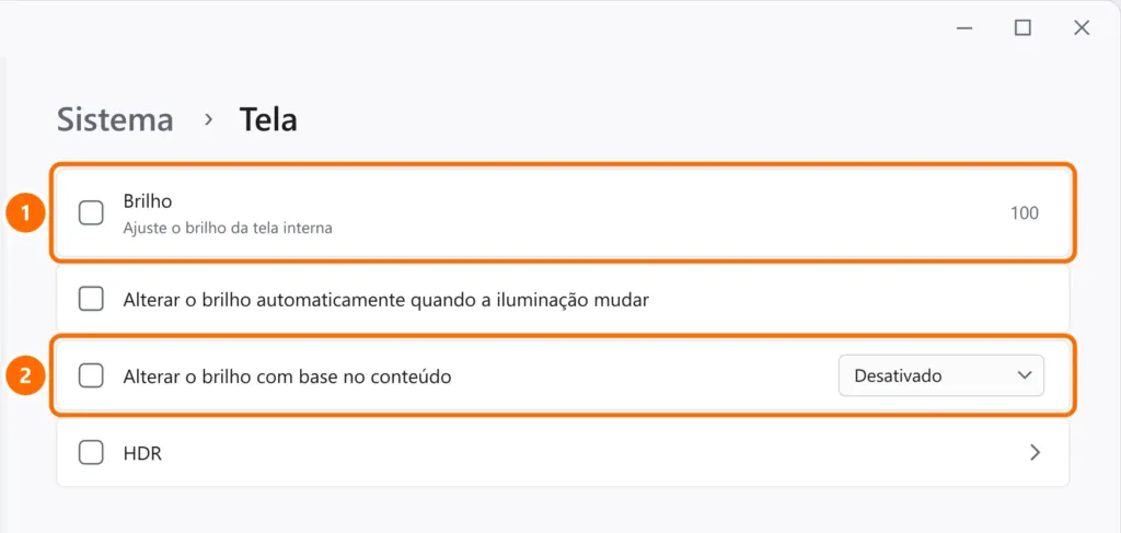 Configurações de Tela com o brilho em 100 e Alterar o brilho com base no conteúdo desativado, ambos destacados