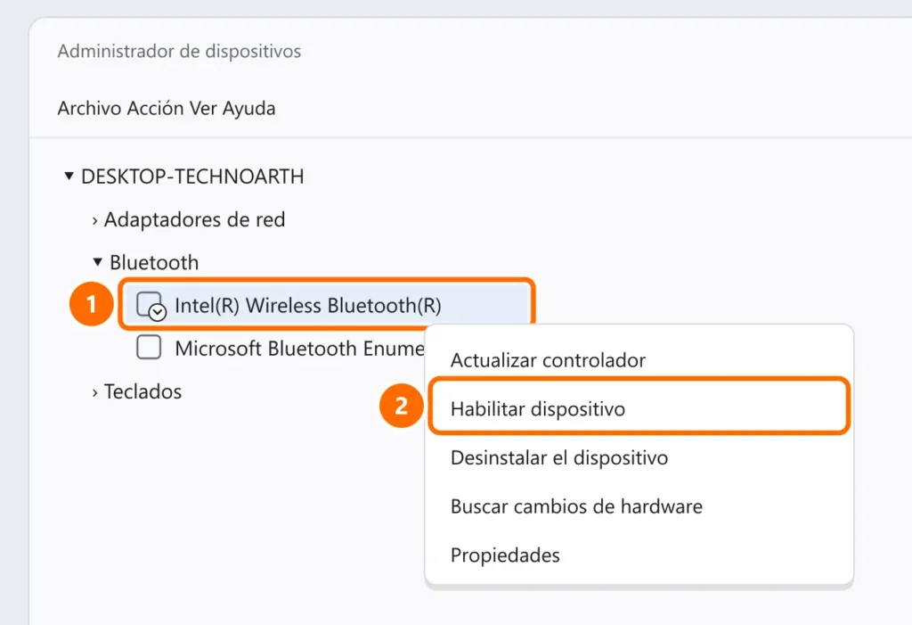 Administrador de dispositivos con el adaptador Bluetooth deshabilitado seleccionado y Habilitar dispositivo destacado