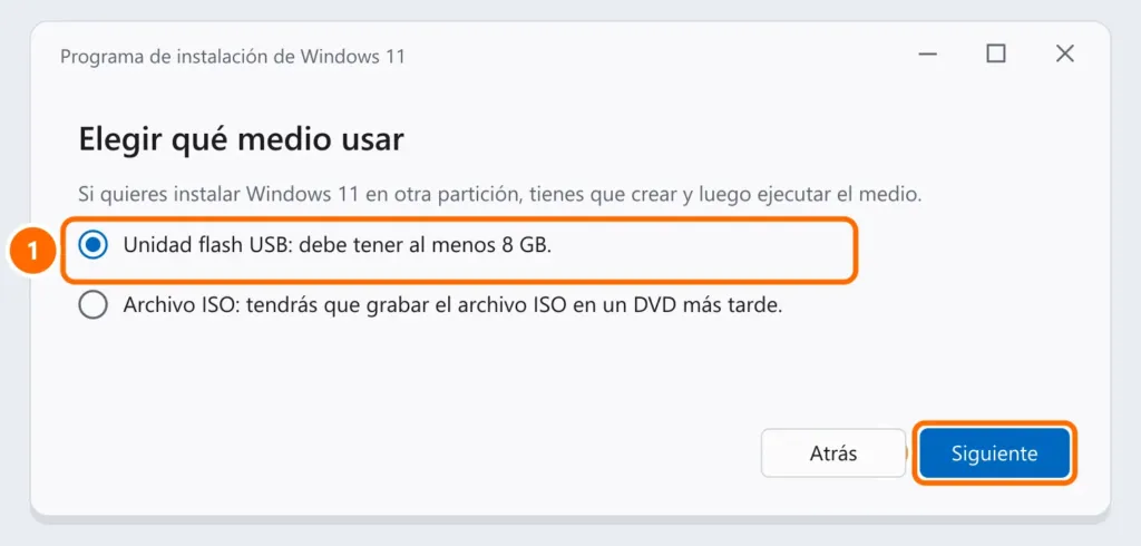 Herramienta de creación de medios de Windows 11 con Unidad flash USB seleccionada y el botón Siguiente destacados