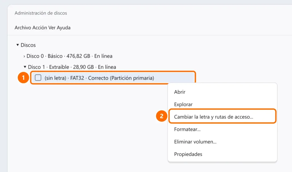 Administración de discos con el pendrive sin letra de unidad seleccionado y la opción Cambiar la letra y rutas de acceso destacada